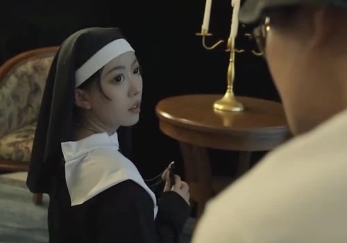 Em gái xinh đẹp trở lại trường sau khi bị địt tập thể mười năm trước